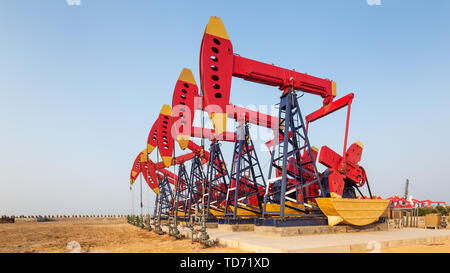 Voir de nombreuses unités de pompe avec oilfield Banque D'Images