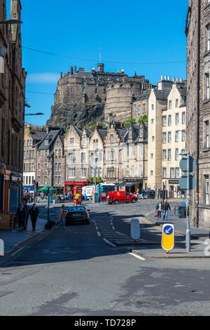 Vue sur le château d'Edimbourg et de Grassmarket à partir de la vieille ville d'Édimbourg à Cowgate, Ecosse, Royaume-Uni Banque D'Images