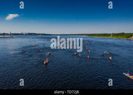 Photographie aérienne des sportifs sur des canots, beau temps Banque D'Images