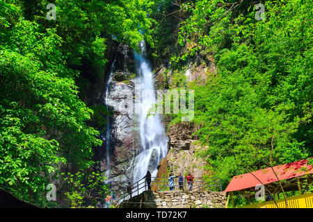 Batumi, Géorgie - Mai 1, 2017 : personnes près de georgian Adjara gem nature cascade Makhuntseti Banque D'Images