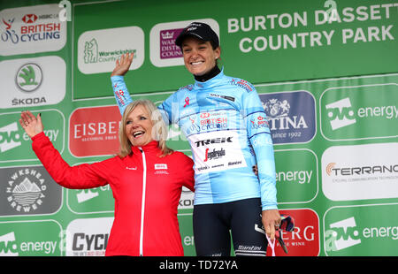 Trek Segafredo's Elizabeth Deignan (à droite) sur le podium avec le meilleur vélo britannique HSBC UK British Rider jersey lors de l'étape quatre de l'OVO Energy féminin. Banque D'Images