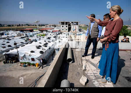 La Comtesse de Wessex ressemble à un règlement informel tented, qui abrite des réfugiés déplacés au Liban par le conflit syrien, dans la vallée de la Bekaa, au Liban, au cours de la première visite officielle dans le pays. Banque D'Images