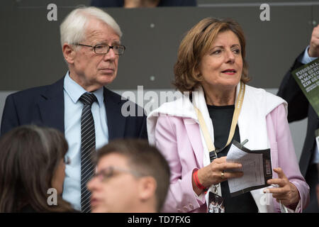 Dr. Reinhard RAUBALL (gauche, DFB Vice-président, président du LDF) et Maria Anna Luise, Aû Malu, Aú DREYER (Premier Ministre de Rhénanie-Palatinat) sont invités à la tribune, Tribvøne, spectateurs, pectoral, les clients, les invités, le président, football Laenderspiel ministérielle, championnat d'Allemagne, de qualification (GER) - Estonie (EST) 8 : 0, le 11.06.2019 à Mayence/Allemagne. ¬ | conditions dans le monde entier Banque D'Images