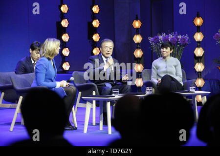 Oslo, Norvège. 12 Juin, 2019. Le président sud-coréen Moon Jae-in (C) prend la parole à une séance de questions-réponses de la conférence du Forum d'Oslo à l'Université d'Oslo à Oslo, Norvège, le 12 juin 2019. Le président sud-coréen Moon Jae-in le mercredi a exprimé l'espoir qu'il s'entretiendra avec Kim Jong Un, haut dirigeant de la République populaire démocratique de Corée (RPDC), avant le président américain Donald Trump Séoul visites à la fin du mois de juin. Credit : Liang Youchang/Xinhua/Alamy Live News Banque D'Images
