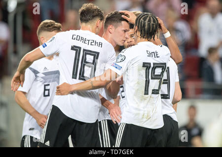 Goaljubel des joueurs allemands après l'objectif de 7 : 0 pour l'Allemagne, la jubilation, encourager, applaudir, joie, Cheers, célébrer, goaljubel, la moitié de la figure, la moitié de la figure, Laenderspiel football, championnat d'Allemagne, de qualification (GER) - Estonie (EST) 8 : 0, le 11 juin 1919 à Mayence/Allemagne. ¬ | conditions dans le monde entier Banque D'Images