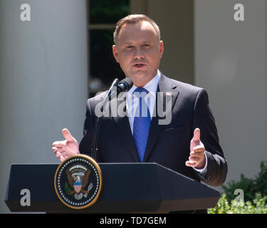 Washington, États-Unis d'Amérique. 12 Juin, 2019. Le Président Andrzej Duda de la République de Pologne, fait les commentaires comme il et le Président des Etats-Unis, Donald J. Trump procéder à une conférence de presse conjointe dans la roseraie de la Maison Blanche à Washington, DC le mercredi 12 juin, 2019. Credit : Ron Sachs/CNP Crédit dans le monde entier | conditions : dpa/Alamy Live News Banque D'Images