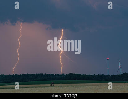 Treplin, Allemagne. 12 Juin, 2019. D'un orage, des éclairs illuminent le ciel du soir sur le paysage dans le territoire de la ville de district au Brandebourg. Crédit : Patrick Pleul/dpa-Zentralbild/dpa/Alamy Live News Banque D'Images