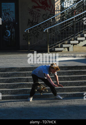 Kiev, Ukraine. 12 Juin, 2019. Jeune skater boy tomber vers le bas au cours de son exercice à une messagerie de la place chaude journée d'été à Kiev, Ukraine, le 12 juin 2019. La chaleur d'été est tombée à Kiev. La température a dépassé la marque de 31 degrés Celsius : Crédit Sergii Kharchenko/ZUMA/Alamy Fil Live News Banque D'Images