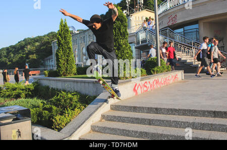 Kiev, Ukraine. 12 Juin, 2019. Un patineur exerce à une messagerie de la place chaude journée d'été à Kiev, Ukraine, le 12 juin 2019. La chaleur d'été est tombée à Kiev. La température a dépassé la marque de 31 degrés Celsius : Crédit Sergii Kharchenko/ZUMA/Alamy Fil Live News Banque D'Images