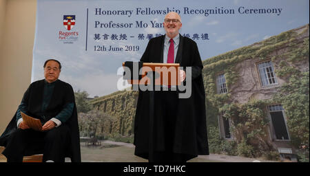 Oxford, UK. 12 Juin, 2019. Regent's Park College principal Robert Ellis (R) parle au cours de la cérémonie de reconnaissance Fellow honoraire de l'écrivain chinois Mo Yan, lauréat du Prix Nobel à l'Université d'Oxford, Grande-Bretagne, le 12 juin 2019. Mo Yan a reçu mercredi la bourse honorifique par Regent's Park College, Université d'Oxford, en reconnaissance de sa contribution à la littérature mondiale et chinois. Le principal du collège Robert Ellis a présenté la robe et a volé à lu à la cérémonie. Ils ont dévoilé un nouveau centre international de l'écriture du nom de crédit ve : Xinhua/Alamy Live News Banque D'Images