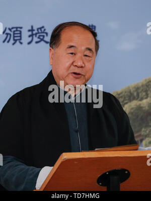 Oxford, UK. 12 Juin, 2019. L'écrivain chinois Mo Yan, Prix Nobel et parle au cours de la cérémonie de remise de bourses d'honneur à l'Université d'Oxford, Grande-Bretagne, le 12 juin 2019. Mo Yan a reçu mercredi la bourse honorifique par Regent's Park College, Université d'Oxford, en reconnaissance de sa contribution à la littérature mondiale et chinois. Le principal du collège Robert Ellis a présenté la robe et a volé à lu à la cérémonie. Ils ont dévoilé un nouveau centre international de l'écriture du nom de crédit ve : Xinhua/Alamy Live News Banque D'Images