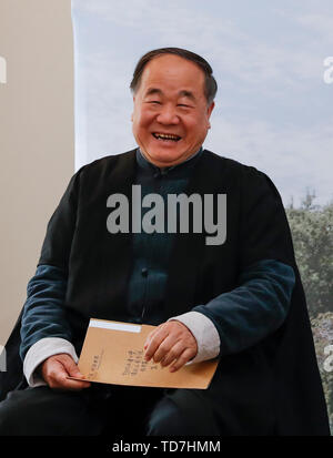 Oxford, UK. 12 Juin, 2019. L'écrivain chinois Mo Yan, Prix Nobel et réagit au cours de la cérémonie de remise de bourses d'honneur à l'Université d'Oxford, Grande-Bretagne, le 12 juin 2019. Mo Yan a reçu mercredi la bourse honorifique par Regent's Park College, Université d'Oxford, en reconnaissance de sa contribution à la littérature mondiale et chinois. Le principal du collège Robert Ellis a présenté la robe et a volé à lu à la cérémonie. Ils ont dévoilé un nouveau centre international de l'écriture du nom de crédit ve : Xinhua/Alamy Live News Banque D'Images