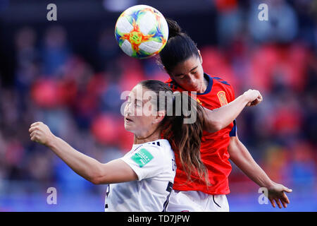 Valenciennes, France. 12 Juin, 2019. Sara Daebritz (L) de l'Allemagne rivalise avec Marta Torrejon de l'Espagne pendant le Groupe B match entre l'Allemagne et l'Espagne à la FIFA 2019 Coupe du Monde féminine à Valenciennes, France, 12 juin, 2019. L'Allemagne a gagné 1-0 . Credit : Zheng Huansong/Xinhua/Alamy Live News Banque D'Images