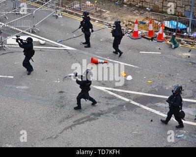 Hong Kong, Chine. 12 Juin, 2019. Hong Kong, Chine - le 12 juin 2019. Des balles en caoutchouc, des gaz lacrymogènes et du poivre de cayenne sont tirés comme des milliers de manifestants dénoncent l'extradition vers la Chine le projet de loi à Hong Kong. Gonzales : Crédit Photo/Alamy Live News Banque D'Images