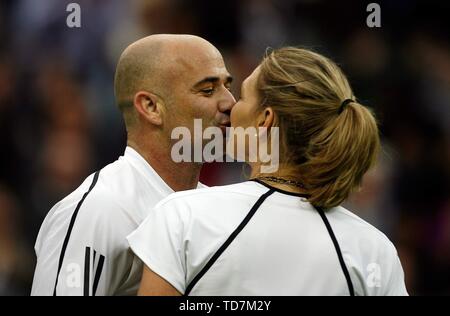 Londres, Grossbritannien. 17 mai, 2009. firo Tennis : Wimbledon 17.05.2009 Inauguration du nouveau Centre Court avec toiture toiture Steffi Graf et André Agasi kiss en privé copyright par firo retour page d'images utilisez uniquement dans G ER MA NY ! Pfefferackerstr. 2a 45894 elsenkirchen G Allemagne www.firosportphoto.de mail@firosportphoto.de olksbank B ochum (V W itten) BLZ . : 430 601 29 Kt. Nr . : 341 117 100 Tel : 0209 - 9304402 Fax : 0209 - 9304443 | Conditions de crédit dans le monde entier : dpa/Alamy Live News Banque D'Images