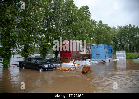 Flintshire, au nord du Pays de Galles, Royaume-Uni. 13 Juin, 2019. Météo France : Fortes pluies pour de nombreuses régions du Royaume-Uni avec des avertissements de temps violent en place pour la pluie et les inondations de Flintshire. Entreprises inondées à la périphérie de la ville de moule d'après la rivière Alyn a battu son DGDImages Crédit : les banques/Alamy Live News Banque D'Images