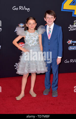 Madeleine McGraw avec frère Jack McGraw lors de la première mondiale du film 'UN Toy Story : Tout ce qu'entend pas de commande / Toy Story 4' au El Capitan Theatre. Los Angeles, l'utilisation dans le monde entier 11.06.2019 | Banque D'Images