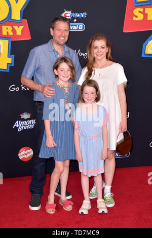 Alexis Denisof avec femme Alyson Hannigan et filles Satyana Denisof et Marie Jane Keeva Denisof lors de la première mondiale du film 'UN Toy Story : Tout ce qu'entend pas de commande / Toy Story 4' à l'El Capitan Theatre. Los Angeles, l'utilisation dans le monde entier 11.06.2019 | Banque D'Images