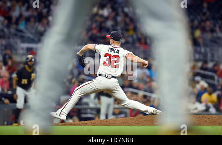 Atlanta, GA, USA. 12 Juin, 2019. Lanceur des Braves d'Atlanta Josh Tomlin offre un lancer au cours de la sixième manche de la MLB match contre les Pirates de Pittsburgh à la SunTrust Park à Atlanta, GA. McAfee Austin/CSM/Alamy Live News Banque D'Images