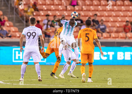 Houston, Texas, USA. 11 Juin, 2019. Austin Bold FC avant Isaac Promise (11) La bataille pour l'en-tête avec Houston Dynamo defender Kevin Garcia (16) à l'occasion d'un match entre Austin et Houston Dynamo FC au stade BBVA à Houston, Texas. Houston Dynamo gagner 3-2 Maria Lysaker/CSM/Alamy Live News Banque D'Images