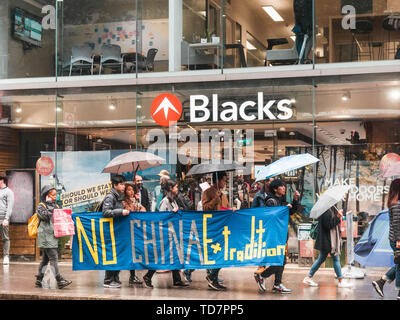 Londres, Angleterre, Royaume-Uni. 8 juin, 2007. Les manifestants tenir une banderole et parasols pendant la marche contre la Chine Projet de loi sur l'Extradition à Londres.La protestation d'urgence à Londres a été organisé par la démocratie pour Hong Kong le 12/06/2019, en réponse à la décision du gouvernement de la Région administrative spéciale de procéder avec la Chine Projet de loi sur l'extradition, qui permet le gouvernement central chinois de mettre fin à toute personnes de Hong Kong qui sont réputées être une menace pour la sécurité nationale. Les manifestants ont commencé leur marche à partir de 18 Bedford Square Londres, en dehors de la Bureau économique et commercial de Hong Kong. Grâce à Tottenham Court Road, th Banque D'Images