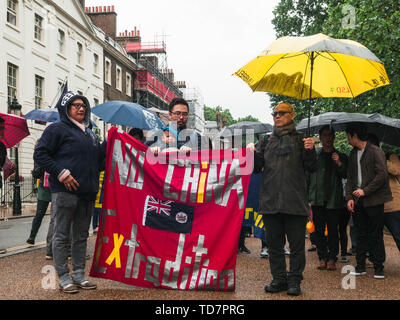 Londres, Angleterre, Royaume-Uni. 8 juin, 2007. Les manifestants tenir une bannière et un parapluie au cours de la Chine l'extradition mars à Londres.La protestation d'urgence à Londres a été organisé par la démocratie pour Hong Kong le 12/06/2019, en réponse à la décision du gouvernement de la Région administrative spéciale de procéder avec la Chine Projet de loi sur l'extradition, qui permet le gouvernement central chinois de mettre fin à toute personnes de Hong Kong qui sont réputées être une menace pour la sécurité nationale. Les manifestants ont commencé leur marche à partir de 18 Bedford Square Londres, en dehors de la Bureau économique et commercial de Hong Kong. Grâce à Tottenham Court Road, ils ont terminé le th Banque D'Images