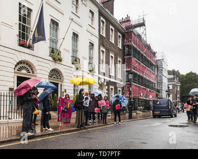 Londres, Angleterre, Royaume-Uni. 8 juin, 2007. Les manifestants tiennent des pancartes, des parasols et une bannière lors de la marche contre le projet de loi sur l'extradition de la Chine à Londres.La protestation d'urgence à Londres a été organisé par la démocratie pour Hong Kong le 12/06/2019, en réponse à la décision du gouvernement de la Région administrative spéciale de procéder avec la Chine Projet de loi sur l'extradition, qui permet le gouvernement central chinois de mettre fin à toute personnes de Hong Kong qui sont réputées être une menace pour la sécurité nationale. Les manifestants ont commencé leur marche à partir de 18 Bedford Square Londres, en dehors de la Bureau économique et commercial de Hong Kong. Par Tottenham Banque D'Images