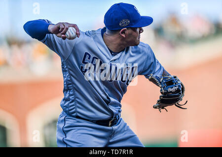 San Francisco, Californie, USA. 12 Juin, 2019. San Diego Padres Manny Machado (13) Les champs une Talonnette femme ESD et les incendies à la première base pour un dans la première manche au cours de la MLB match entre les San Diego Padres et les Giants de San Francisco au parc d'Oracle à San Francisco, Californie. Chris Brown/CSM/Alamy Live News Banque D'Images