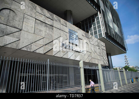 Rio de Janeiro, Brésil. 13 Juin, 2019. Façade du bâtiment du siège de Petrobras sur Av. República do Chile, région centrale de Rio de Janeiro, dans la matinée de ce jeudi (13). La compagnie a mis fin à l'intervalle minimum pour le prix d'un réajustement. Crédit : Bruno Rocha/FotoArena/Alamy Live News Banque D'Images