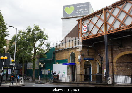 Londres, Royaume-Uni. 13 Juin, 2019. Tour de Grenfell à North Kensington. Demain, la communauté de Grenfell marquera le deuxième anniversaire de l'incendie de la tour de Grenfell, le 14 juin 2017 dans lequel 72 personnes sont mortes et plus de 70 blessés. Sur deux ans, certains membres de la famille demeurent dans un logement temporaire et beaucoup sont encore traumatisés. La phase 2 de l'enquête de Grenfell commencera en 2020, avec les conclusions de l'enquête pénale devrait être envoyé au Service des poursuites de la Couronne en 2021. Credit : Mark Kerrison/Alamy Live News Banque D'Images