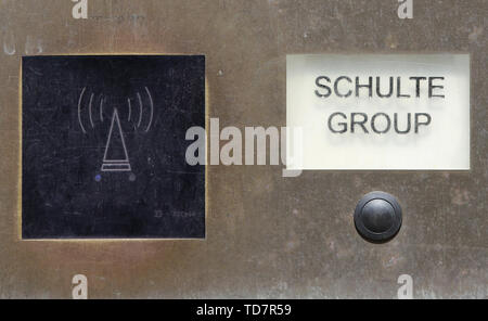 Hambourg, Allemagne. 13 Juin, 2019. La cloche du Groupe Schulte shield peut être vu sur un immeuble de bureaux dans lesquels la compagnie maritime Bernhard Schulte est fondée. Incidents graves avec des pétroliers dans le Golfe ont encore accru les tensions entre l'Iran et ses voisins arabes son rival. Un navire de la compagnie maritime allemande Schulte a également été touché. La compagnie maritime Bernhard Schulte Shipmanagement (BSM) de Singapour a annoncé que 21 marins avaient été amenés par leur Kokuka "cargo" courageux chargé avec du méthanol. Dpa : Crédit photo alliance/Alamy Live News Banque D'Images