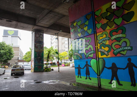 Londres, Royaume-Uni. 13 Juin, 2019. Peintures murales sous le Westway près de la tour de Grenfell à North Kensington. Demain, la communauté de Grenfell marquera le deuxième anniversaire de l'incendie de la tour de Grenfell, le 14 juin 2017 dans lequel 72 personnes sont mortes et plus de 70 blessés. Sur deux ans, certains membres de la famille demeurent dans un logement temporaire et beaucoup sont encore traumatisés. La phase 2 de l'enquête de Grenfell commencera en 2020, avec les conclusions de l'enquête pénale devrait être envoyé au Service des poursuites de la Couronne en 2021. Credit : Mark Kerrison/Alamy Live News Banque D'Images