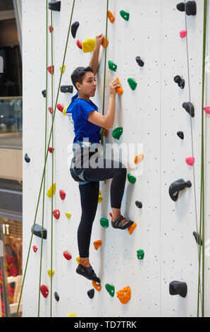 Hambourg, Allemagne. 13 Juin, 2019. Alexa Benkert, actrice, monte un mur d'escalade tandis que l'escalade dans les célébrités Europa Passage. L'escalade de célébrité a eu lieu dans le cadre du 'escalade sur l'Alster, qui sera l'invité dans la galerie marchande sur la rue Jungfernstieg, du 11 au 15 juin 2019. Credit : Georg Wendt/dpa/Alamy Live News Banque D'Images