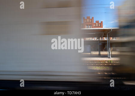Hansestadt Stendal (Allemagne). 13 Juin, 2019. Un train de marchandises traverse la gare de Stendal. Credit : Klaus-Dietmar Gabbert/dpa-Zentralbild/ZB/dpa/Alamy Live News Banque D'Images