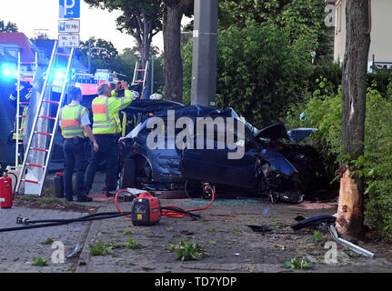 Karlsruhe, Allemagne. 13 Juin, 2019. Dans un accident, deux passagers sont morts dans la voiture illustré. Le conducteur de la voiture a été gravement blessé. Selon les premières constatations, une voiture a percuté un autre à la croisée des chemins pour une raison inconnue. En conséquence, la voiture occupée par trois personnes s'est écrasé dans un arbre. Credit : Uli Deck/dpa/Alamy Live News Banque D'Images