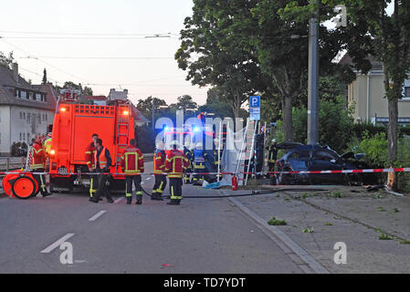 Karlsruhe, Allemagne. 13 Juin, 2019. Dans un accident, deux passagers sont morts dans la voiture illustré. Le conducteur de la voiture a été gravement blessé. Selon les premières constatations, une voiture a percuté un autre à la croisée des chemins pour une raison inconnue. En conséquence, la voiture occupée par trois personnes s'est écrasé dans un arbre. Credit : Uli Deck/dpa/Alamy Live News Banque D'Images