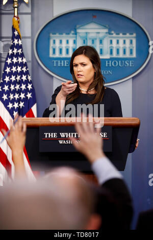 Washington, USA. Mar 11, 2019. Secrétaire de presse de la Maison Blanche Sarah Sanders s'occupe d'un point de presse à la Maison Blanche à Washington, DC, États-Unis, le 11 mars 2019. Le Président américain Donald Trump a annoncé ce jeudi l'attaché de presse Sarah Sanders va quitter la Maison Blanche à la fin du mois. Credit : Ting Shen/Xinhua/Alamy Live News Banque D'Images