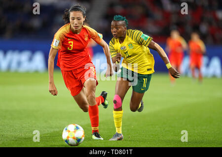 Paris, France. 13 Juin, 2019. Kgatlana d'Afrique du Sud et Lin Y de Chine, le groupe B du premier tour de la Coupe du Monde féminine à Parc des Princes à Paris, France jeudi, 13 (Photo : VANESSA CARVALHO/BRÉSIL PHOTO PRESSE) Credit : Brésil Photo Presse/Alamy Live News Banque D'Images