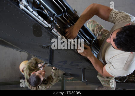 Dahlke, Afghanistan. 17 Oct, 2018. Deux soldats sont une partie de la fixation moteur qui passe par la queue de l'hélicoptère Blackhawk.BOA(base avancée) Dahlke est une nouvelle base de l'Armée US austère, au printemps 2018, en Afghanistan qui a commencé avec une forte présence de soldats de la 101e Brigade d'aviation de combat. Dahlke est stratégiquement situé à environ 60 kilomètres au sud de Kaboul. Chaque type de mission d'appui aérien est fait à partir d'ici, de l'evasan pour ravitailler à combattre. Dahlke a été construit à partir du sol jusqu'au cours de la dernière année par les soldats postés ici. Il est construit à l'extrémité sud de la Banque D'Images