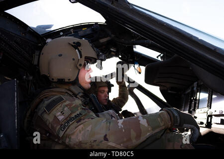 Dahlke, Afghanistan. 21 Oct, 2018. L'Adjudant-chef Co-Pilot 2 Giordan de la 101e de la cabine durant une mission EVASAN de jour. Base d'opérations avancée (BOA) Dahlke est une nouvelle base de l'Armée US austère, au printemps 2018, en Afghanistan qui a commencé avec une forte présence de soldats de la 101e Brigade d'aviation de combat. Dahlke est stratégiquement situé à environ 60 kilomètres au sud de Kaboul. Chaque type de mission d'appui aérien est fait à partir d'ici, de l'evasan pour ravitailler à combattre. Dahlke a été construit à partir du sol jusqu'au cours de la dernière année par les soldats postés ici. Il est construit à l'extrémité sud de l'un maintenant Banque D'Images