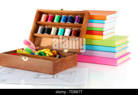 Nécessaire à couture dans un coffret en bois et books isolated on white Banque D'Images