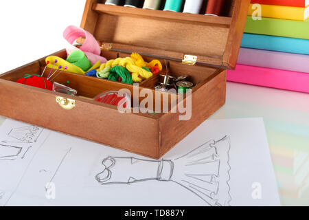 Nécessaire à couture dans un coffret en bois et books isolated on white Banque D'Images