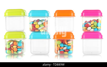 Vide et Plein de contenants en plastique isolated on white Banque D'Images