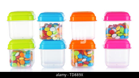 Vide et Plein de contenants en plastique isolated on white Banque D'Images