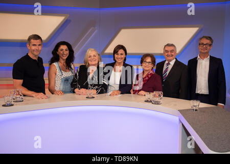 Micky Beisenherz Söngül, Çetinkaya, Bettina Gaus, Sandra Maischberger, Hildegard Jagodschinski, Herbert Reul, Gabor Steingart dans der ARD-émission-'mai Banque D'Images