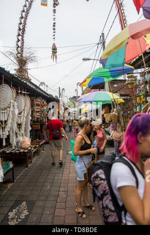 Des personnes non identifiées, à l'art traditionnel maket à Ubud sur l'île de Bali, Indonésie. Banque D'Images