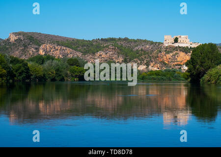 Une vue de l'Èbre qui passe dans Miravet, Espagne, en soulignant son château des Templiers dans le haut de la colline Banque D'Images