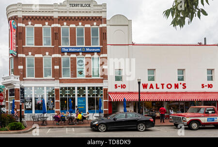 Bentonville, Arkansas - Le Musée Walmart, installé dans l'Walton's 5&10, Sam Walton qui a ouvert ses portes en 1950. Banque D'Images