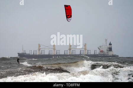 Un kite surfer prend avantage des forts vents à Tynemouth Beach au nord-est. Banque D'Images