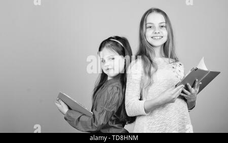 Des cahiers d'écriture. Retour à l'école. L'amitié sisterhood. petite filles avec note books. Les élèves de lire un livre. Projet d'école. Heureux petits enfants prêts pour la leçon. Concentrés sur l'étude. Banque D'Images